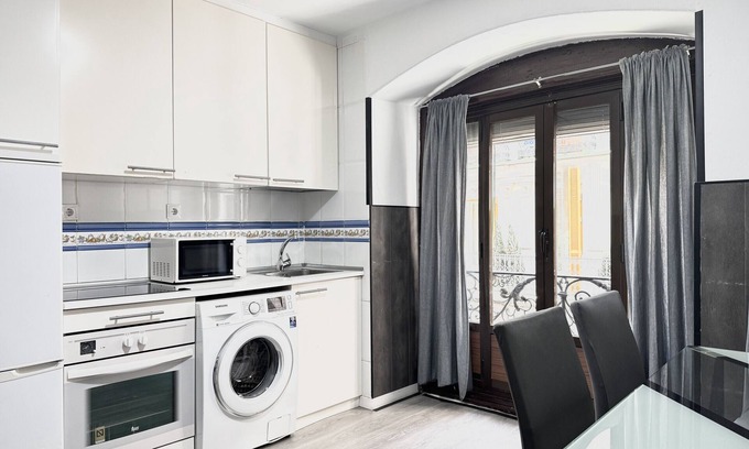 Centro Apartment | Comfortable Sunny Apartment Gran Vía | A040