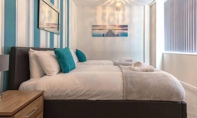Swindon Apartment | Comfortable Swindon 2 bedroom Town Centre Apartment with en-suite, FREE Parking