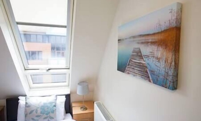 Swindon Apartment | Comfortable Swindon 3 bedroom Town Centre Apartment with en-suite, FREE Parking