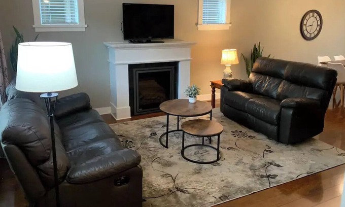 Langford House | Comfy, 3 bed house, AC, Patio, and Parking