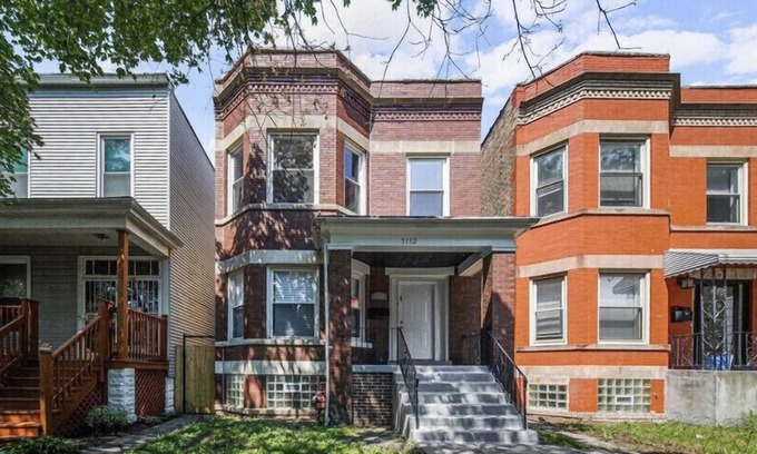 Greater Grand Crossing House | Comfy 4 bedroom Apartment in the center of CHICAGO! 15 mins from Downtown!