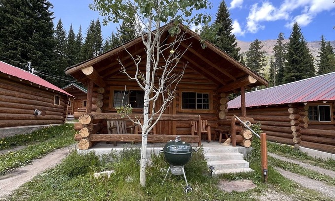 Cooke City-Silver Gate Cabin | Comfy cabin is situated on the Silver Gate property which overlooks 10,000ft tall mountain peaks surrounding the town.