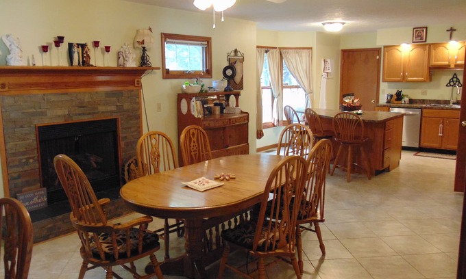 Mishawaka House | Comfy, Clean & Close to ND! Check Out My Reviews!