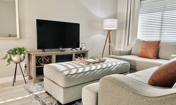 Gilbert House | Comfy & Cozy *Pet Friendly* Downtown Gilbert Home