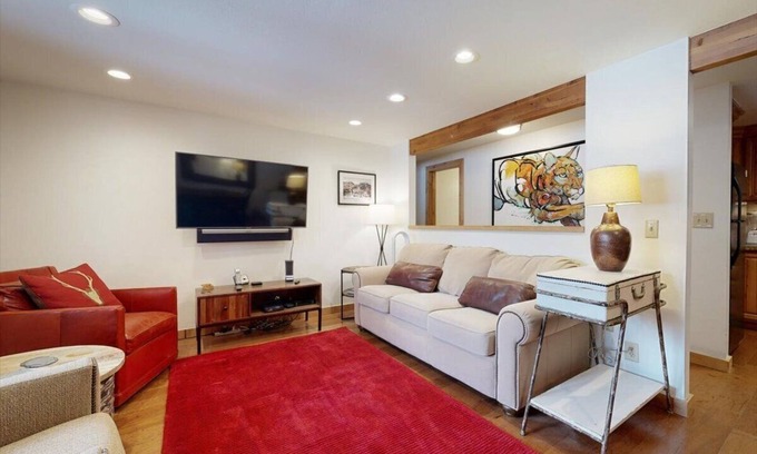Teton Village Condo | COMFY COZY SLOPESIDE CONDO-HOT TUB HEATED POOL ACCESS -5 MIN FREE RIDE TO LIFTS