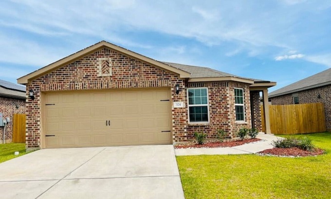 Katy House | comfy, family friendly, spacious, 2 bedroom home!