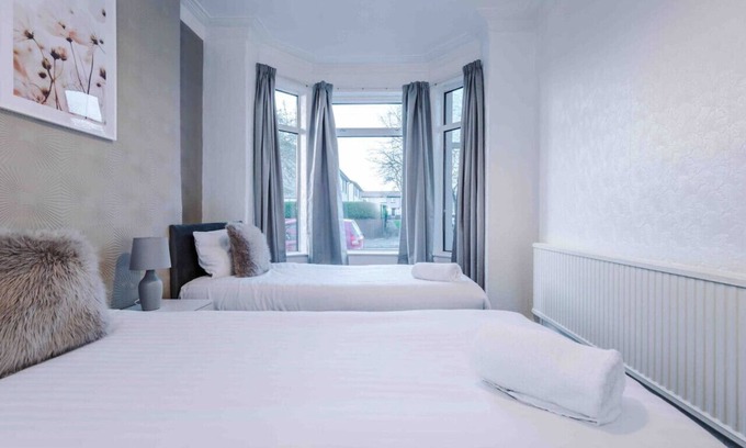 Salford House | Comfy Four Bedroom House with parking