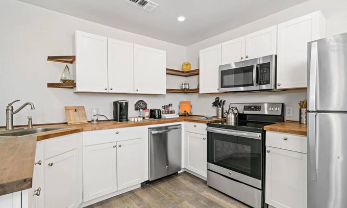 Government Hill House | Comfy & Fully Stocked Home Near Downtown