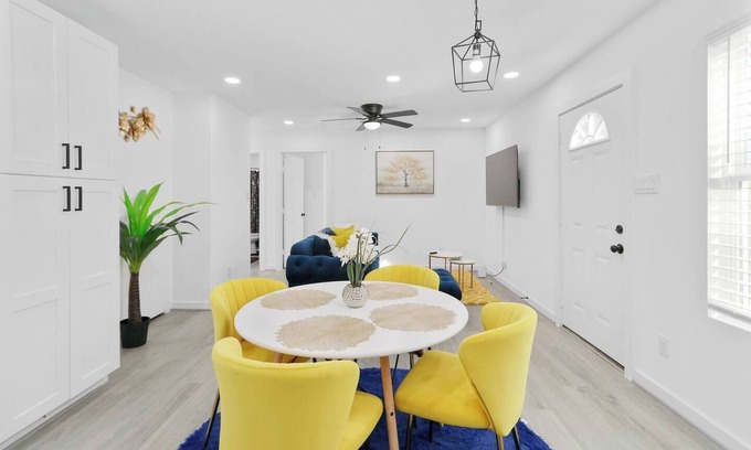 Northside House | Comfy Home | Sleeps 10 | Hot Tub| Games | 7mi DT