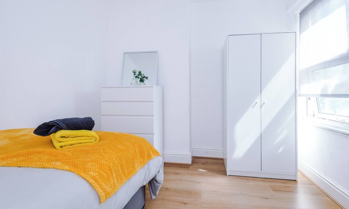 Warrington House | Comfy Ideal for Travelers & Contractors: Warrington, Norris Getaway