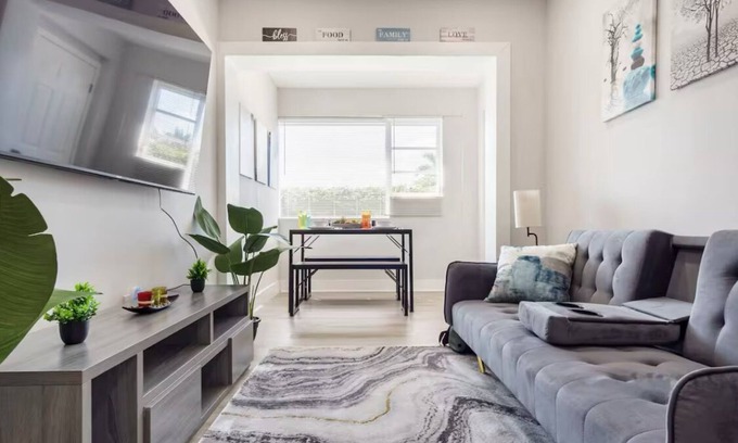Pinewood House | Comfy Miami Home near Downtown/Wynwod/Design district