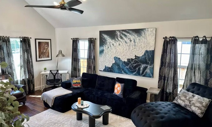 Buena Vista House | Comfy Walkable Downtown Nashville Home/Private Fences Yard - 3 Bedrooms 1 Story
