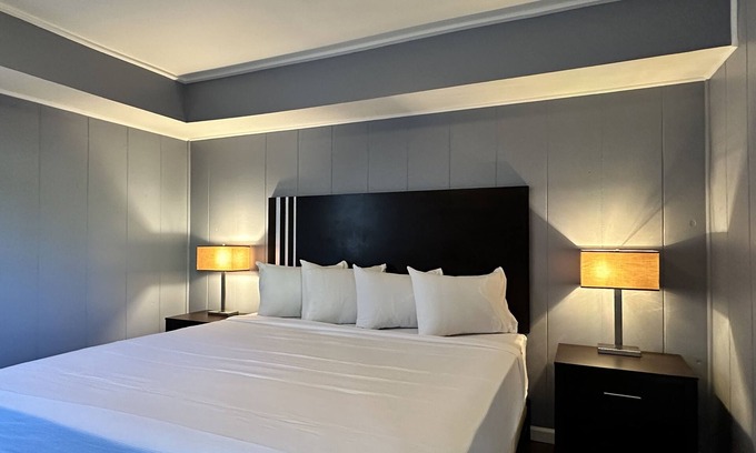 Saratoga Springs Hotel | Community Court Motel