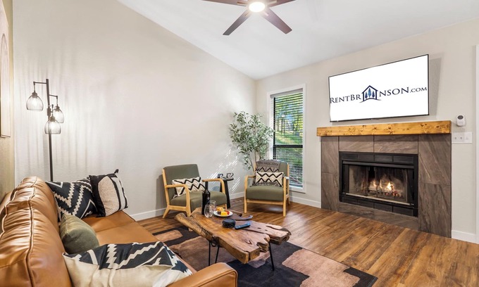 Kimberling City House | Community Outdoor Pool, Boat Slip, Pickleball & More-Free Tickets w Upgraded Bungalow