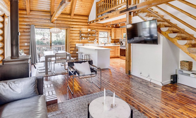 Pine Mountain Club Cabin | Community Pool: Modern Cabin in Pine Mountain Club