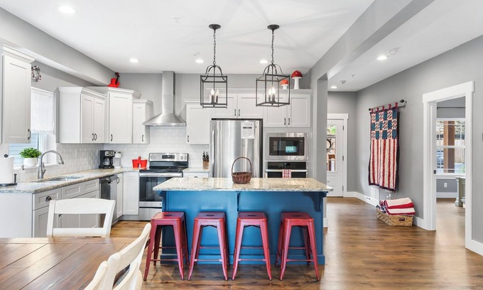 Table Rock House | Community Pool-Lake Views-Daily Tickets to Local Attractions-Air Hockey!