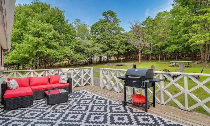 Albrightsville Cottage | Community Pools & Hot Tub: Albrightsville Cottage!