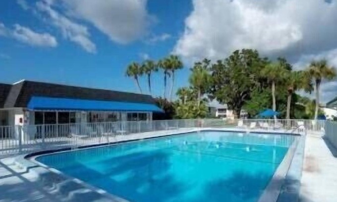 Bradenton Condo | COMPLETELY RENOVATED!! POOL and ONLY 10 MINUTES TO THE BEACH 🏝 🏖
