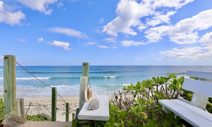 Hope Town House | CONCH QUEST - RIGHT ON THE BEACH AND BEAUTIFUL ATLANTIC OCEAN