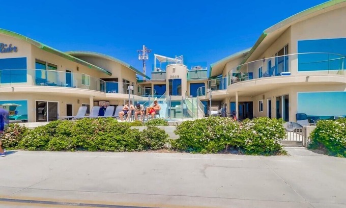 Central Mission Beach Condo | Condo right on boardwalk in Mission Beach