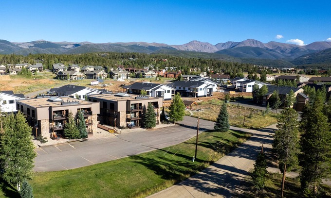 Fraser Condo | Condo with New Hot Tub + Outdoor Seating - Versatile Rental - Multiple Balconies
