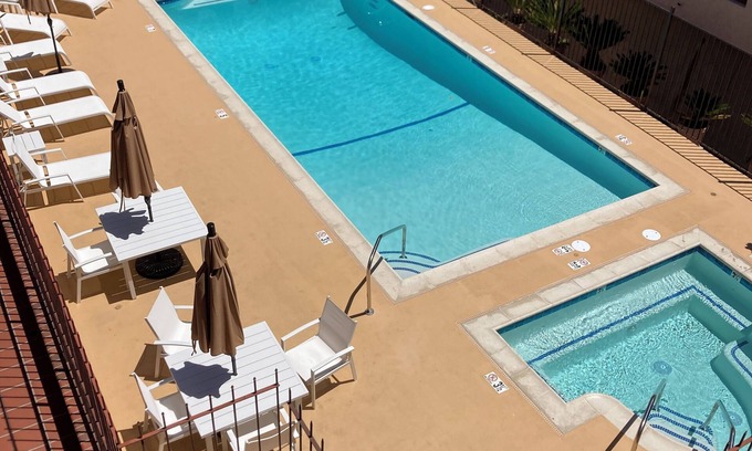Avalon Condo | Condo with Pool and Spa