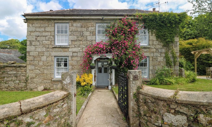 Saint Erth Praze Cottage | CONNIE'S COTTAGE, pet friendly, with open fire in Porthleven