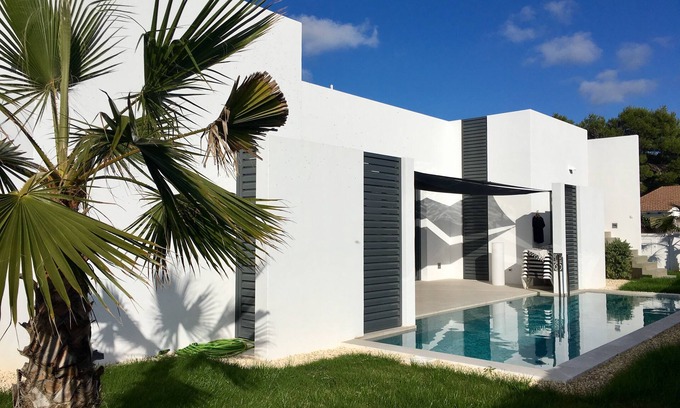 Cala Blanca Villa | CONTEMPORARY VILLA IN QUIET LOCATION WITH PRIVATE POOL AND GARDEN