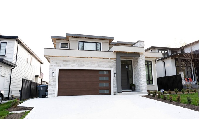 Guildford House | Contemporary 2 bedroom suite in beautiful neighborhood