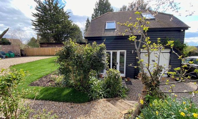 Twyford Cottage | Contemporary Barn in Twyford just 3 miles from Winchester. Parking provided.
