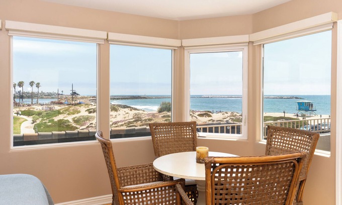Pierpont Bay House | Contemporary Beach Getaway with Expansive Views