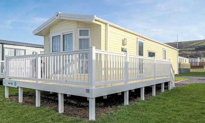 Llwyngwril House | Contemporary caravan with one double and one twin.