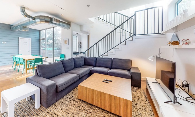 Apache Shores House | Contemporary & Chic in Austin Hill Country – Open Floor Plan – Rooftop Deck