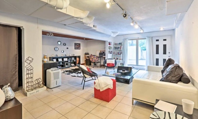 Madeira House | Contemporary Cincinnati Apt w/WiFi Mins to Kenwood