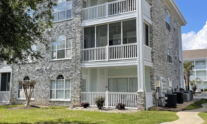 Central Myrtle Beach Condo | Contemporary Condo by the Beach