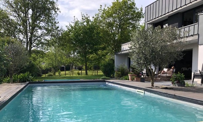 Pluneret House | Contemporary house with pool near Saint Goustan