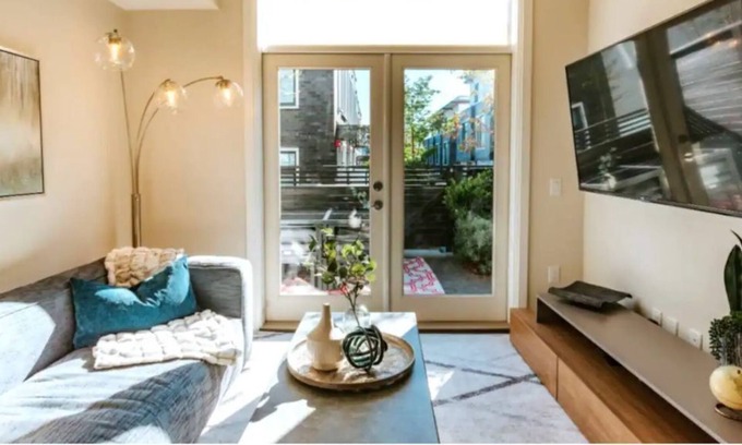 Kerrisdale House | Contemporary Luxe 3 BR Townhouse + 2 free parking