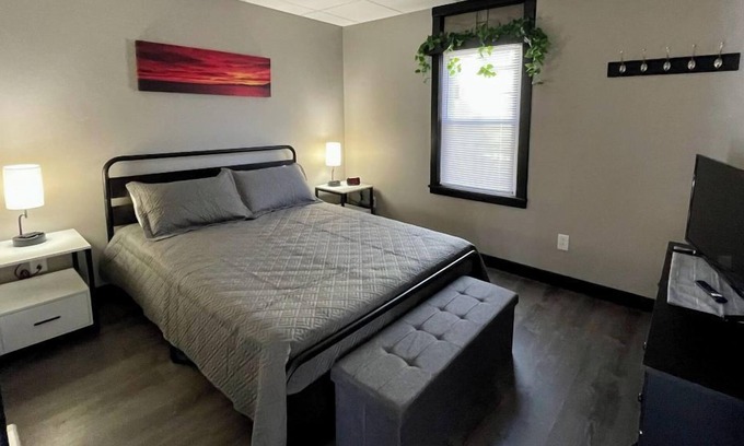 Whitehall Apartment | Contemporary Queen