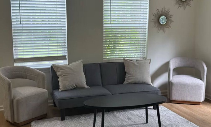 Flowood House | Contemporary Townhome Near Reservoir - Ideal for Couples or Business Travel