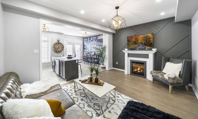 Hurontario House | Contemporary Urban 4-Level Home with Game room & Parking near airport & all Hwys