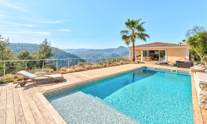 La Trinite Villa | Contemporary villa ideally located between Villefranche and Nice.