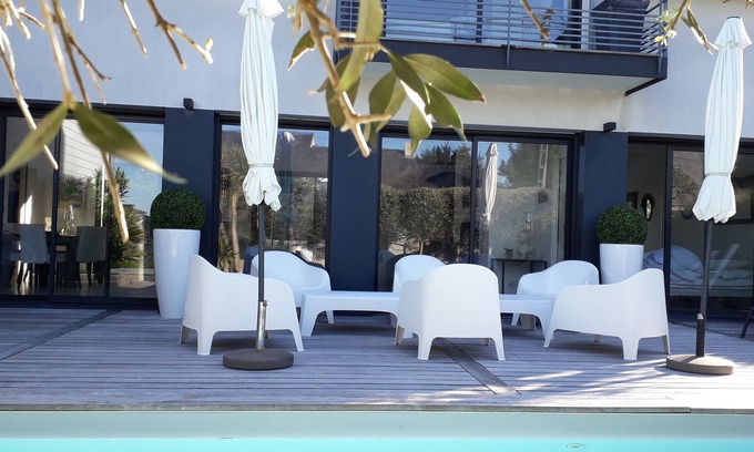 Clis House | Contemporary villa in the village of carractère