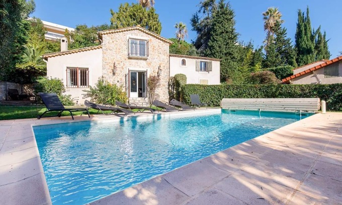 Riou - Petit Juas - Av de Grasse House | Contemporary villa in the heart of Cannes
