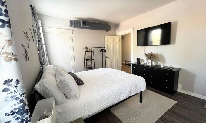 Cleveland Apartment | Conteporary Upgraded DT CLE 2br Apt - Sleeps 6-7!