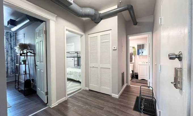 Cleveland Apartment | Conteporary Upgraded DT CLE 2br Apt - Sleeps 6-7