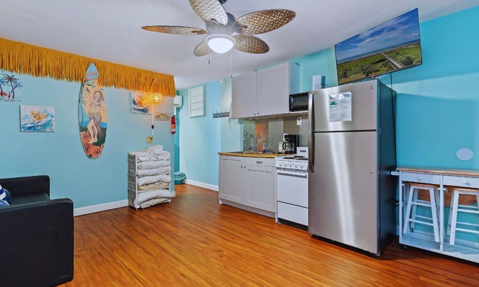 Sunset Beach Condo | Continental Motel - studio with kitchenette close to beach