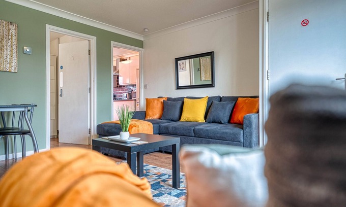 Birmingham House | Contractor Digs 4 Bedroom nr City/HS2/M6 & FREE WIFI