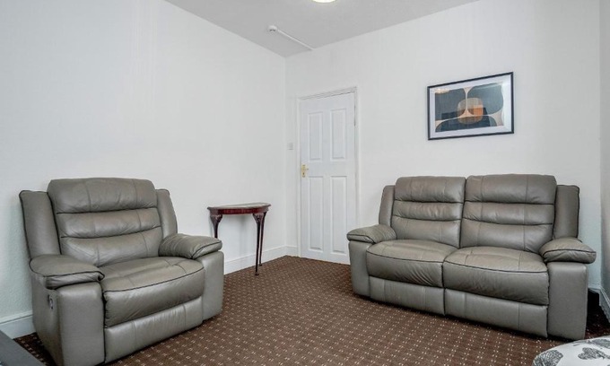 Bedford Apartment | Contractors -4 bedroom house near public transport
