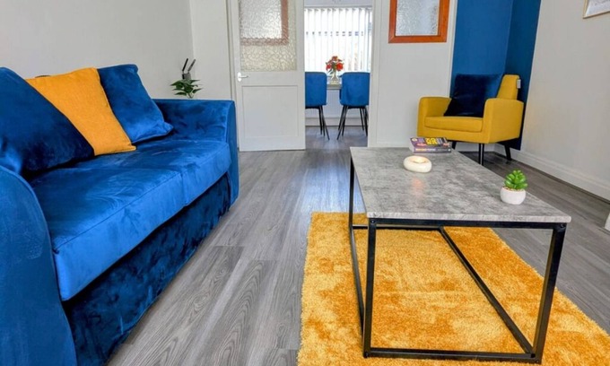 Salford House | Contractors|FreeParking|Work|FreeSuperFastWifi