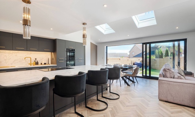 Knotty Ash House | Contractors Welcome | Games Room | 6 Smart TVs | Free Off-Street Parking